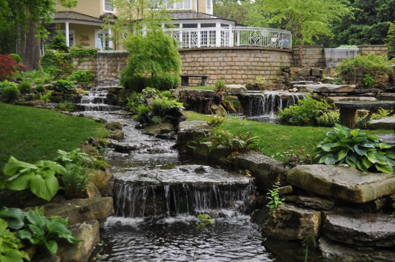 paysagiste-LE ROURET-min_landscaping-rock-louisville-ky-traditional-landscape-and-boulders-brick-wall-bushes-grass-koi-law